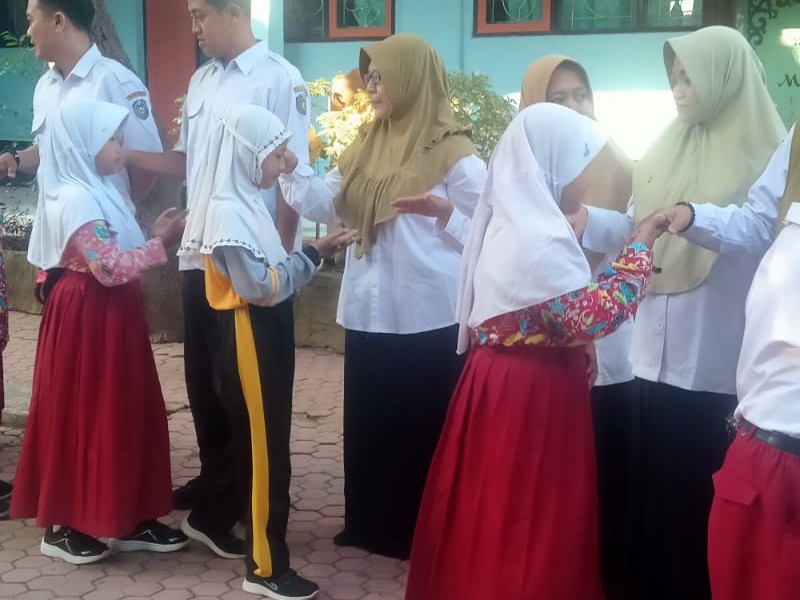 Halal bihalal SDN 1 ARDIREJO, murid dengan guru di sekolah.